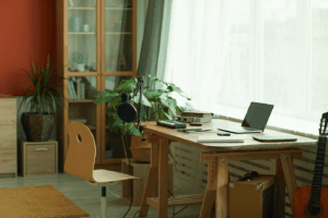 Auxílio home office é essencial no modelo híbrido e remoto. Veja como oferecer esse benefício pode melhorar a experiência do colaborador.